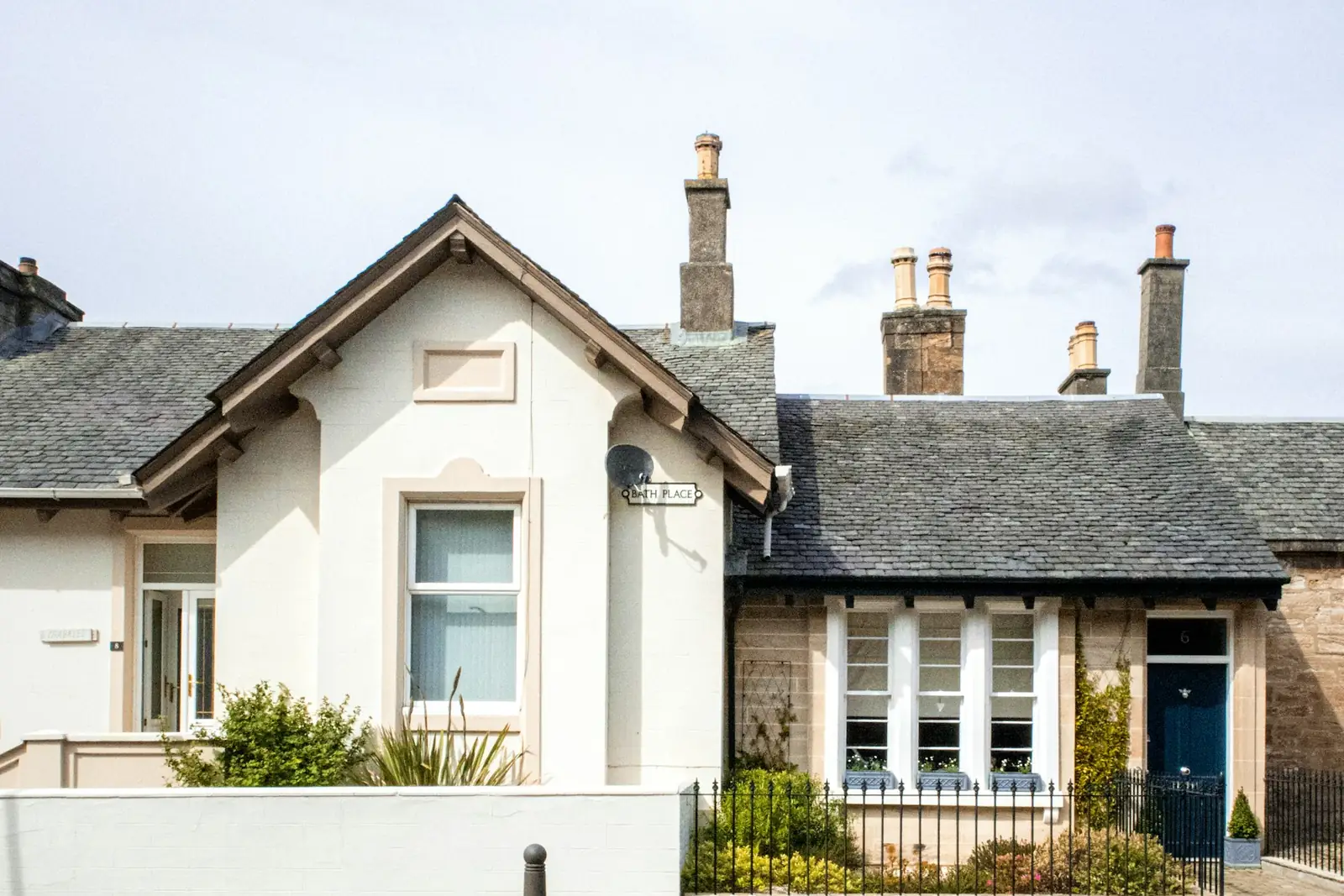 Whitewashed single-storey cottages with slate roofs in Scotland