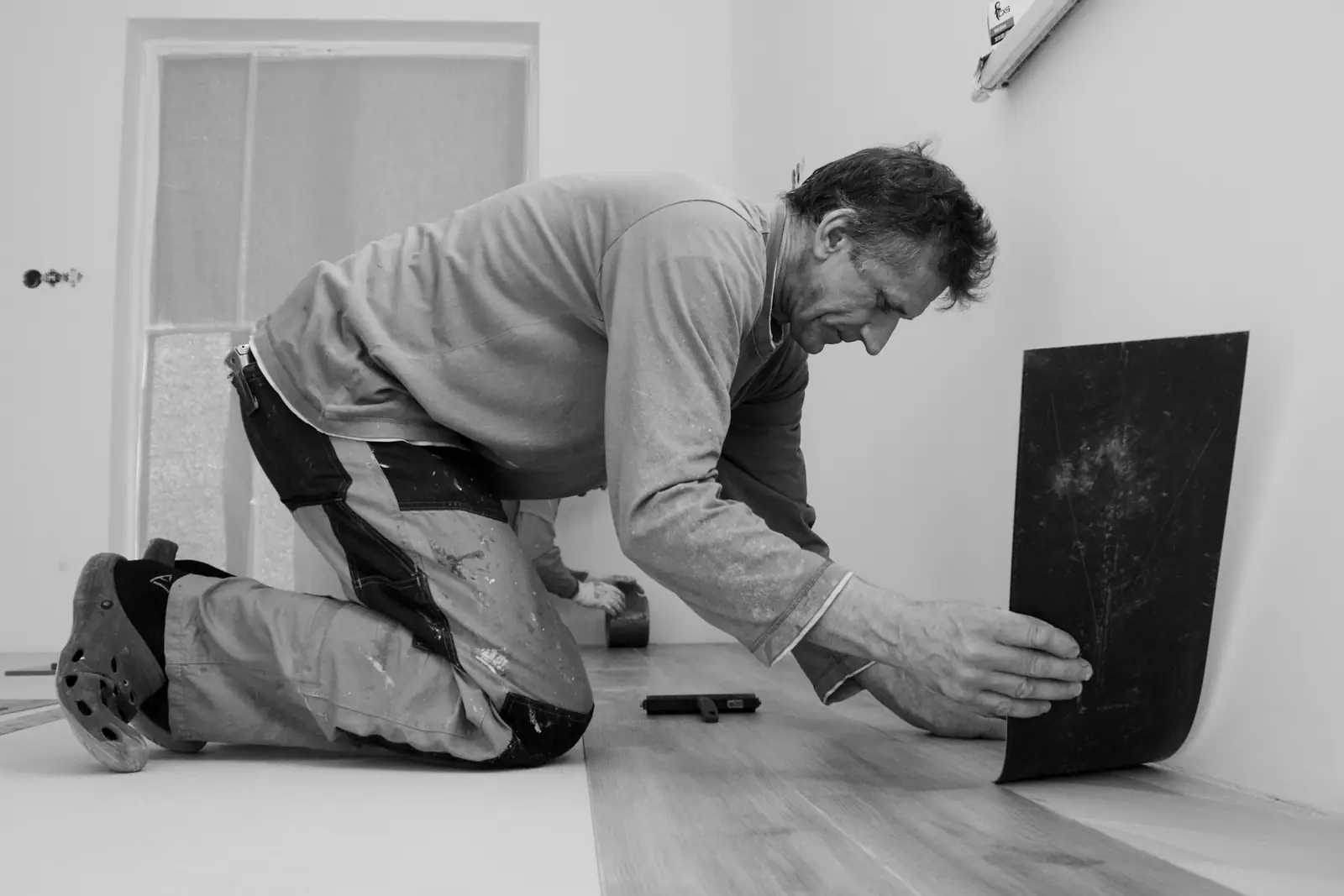 Flooring fitter laying vinyl click planks
